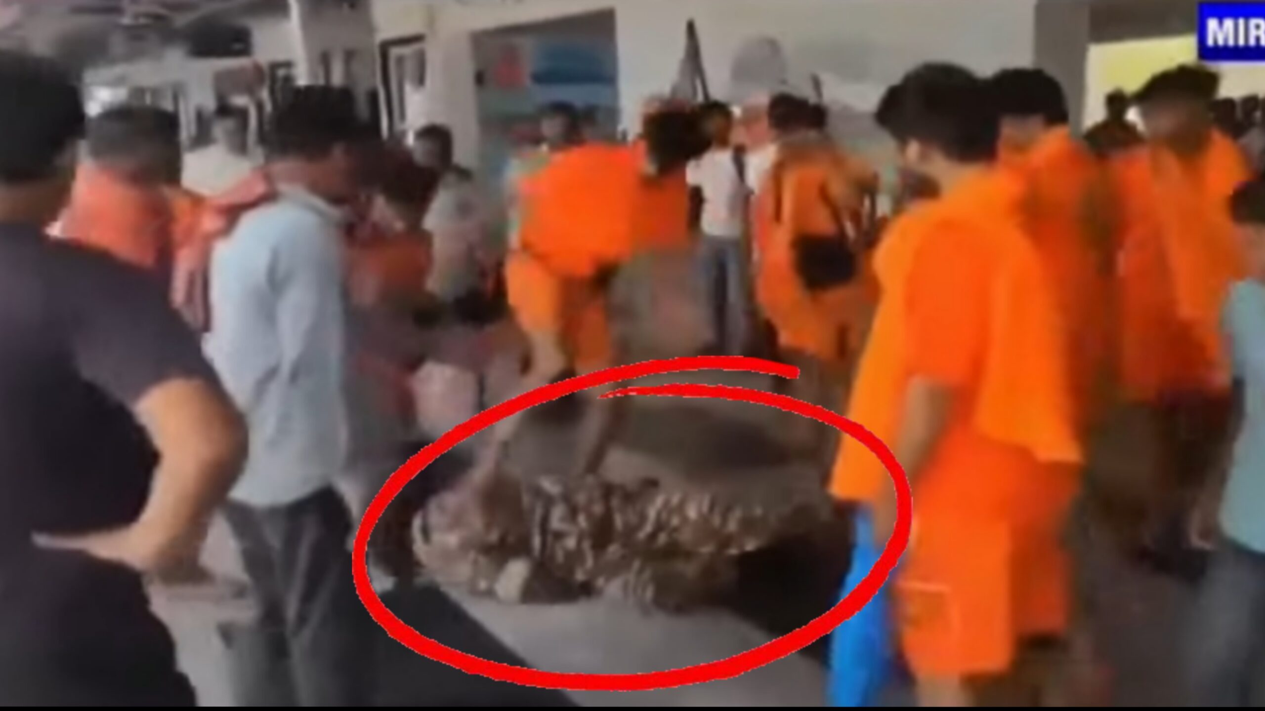 मिर्जापुर स्टेशन पर आस्था के नाम पर हंगामा हुआ। कांवड़ियों ने एक CRPF जवान को लात-घूंसों से पीट दिया। video viral